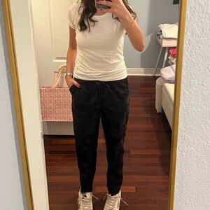 Lululemon black camo straight joggers size:6